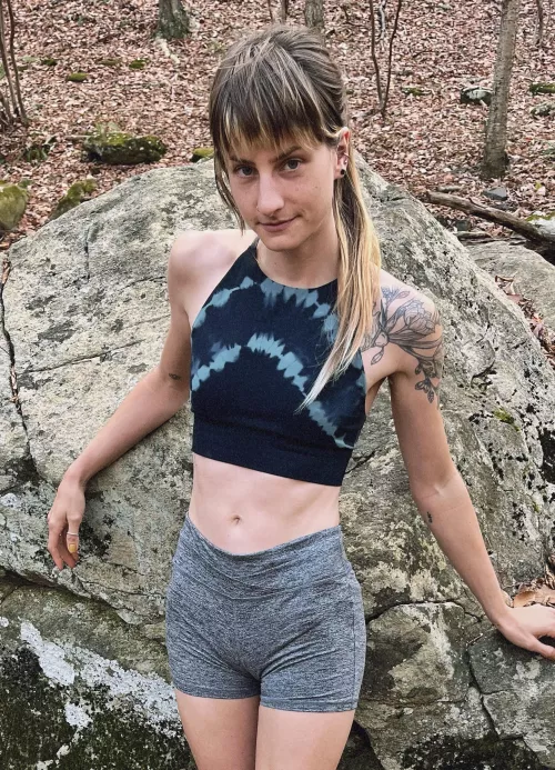 My flat tummy on a hike [img]