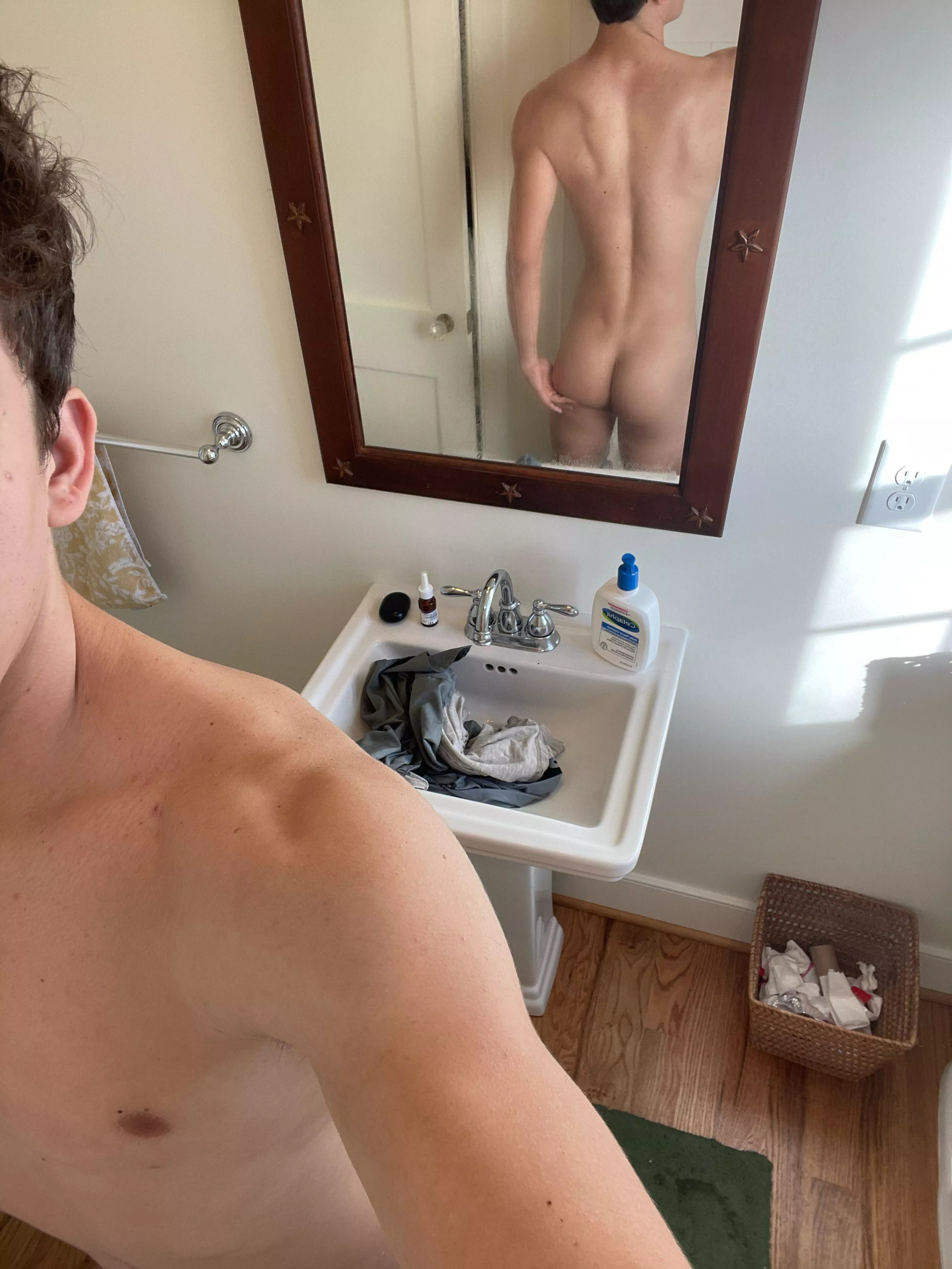 nice bathroom pic, is it fuckable?