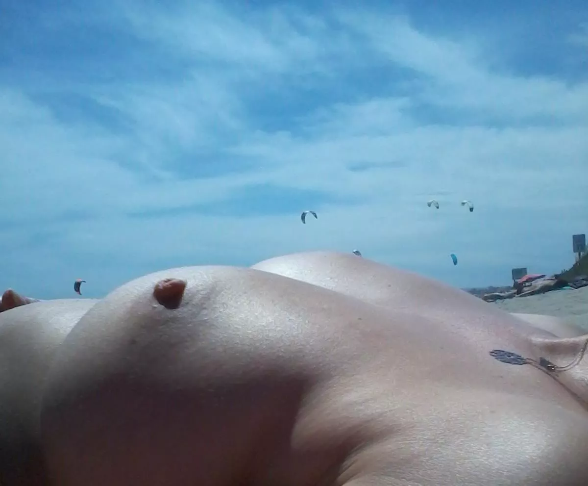 No date today at the beach 🥹