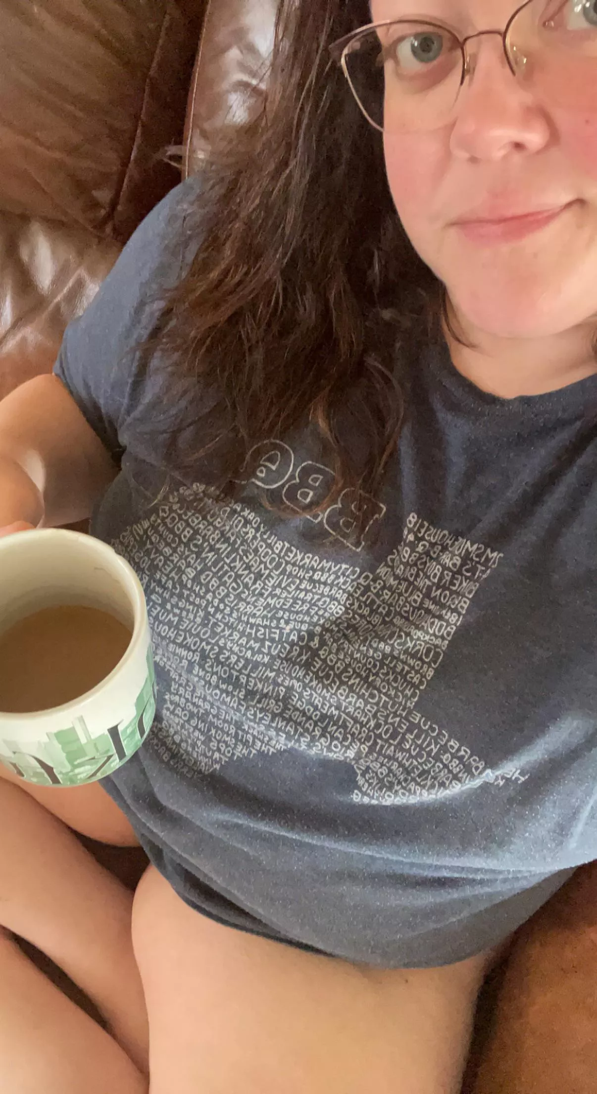 No makeup, no pants, no plans 😏