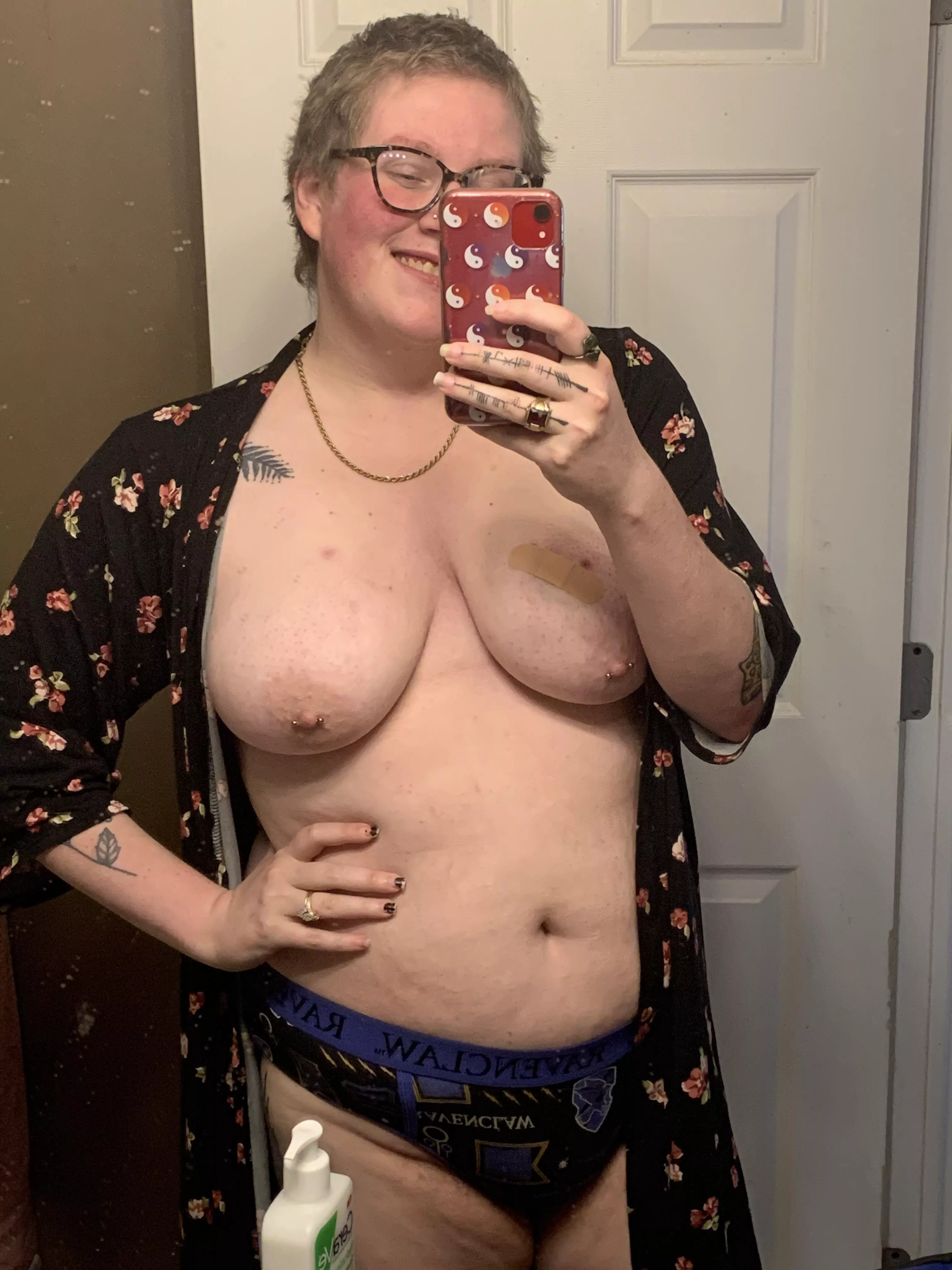 Offering myself up to be your next hucow! Serious bids please 😈