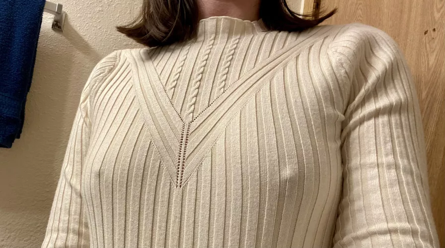 Petite titties and hard nipples 😋