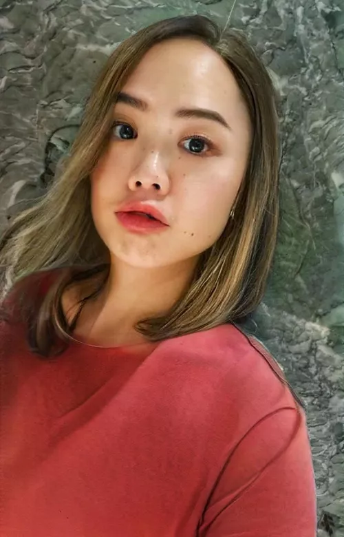 Pouty lips craving thick 🍆s and messy facials 😛