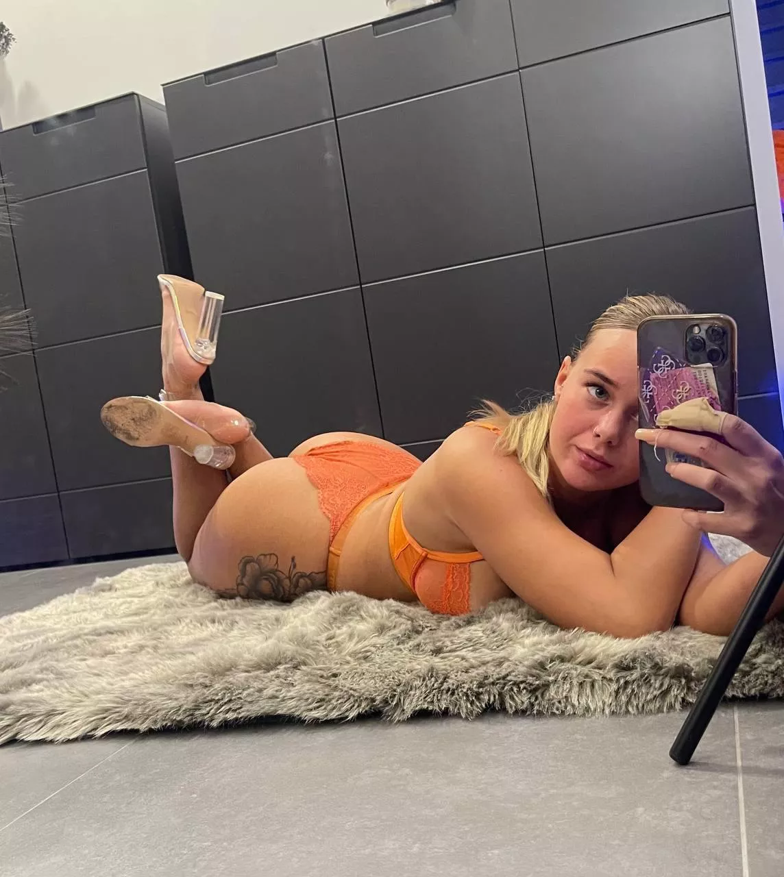 Rate my body from 1 to 10 please 🥰🥰