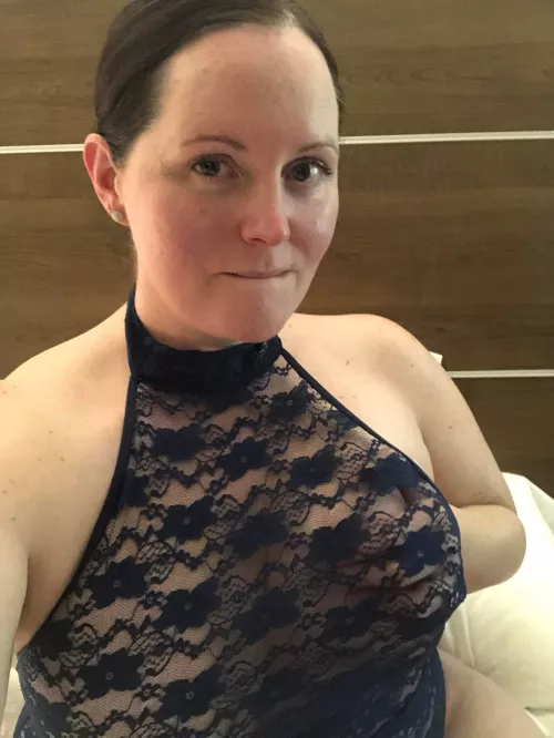 Relaxing in the hotel..wanting to play tonight 😜