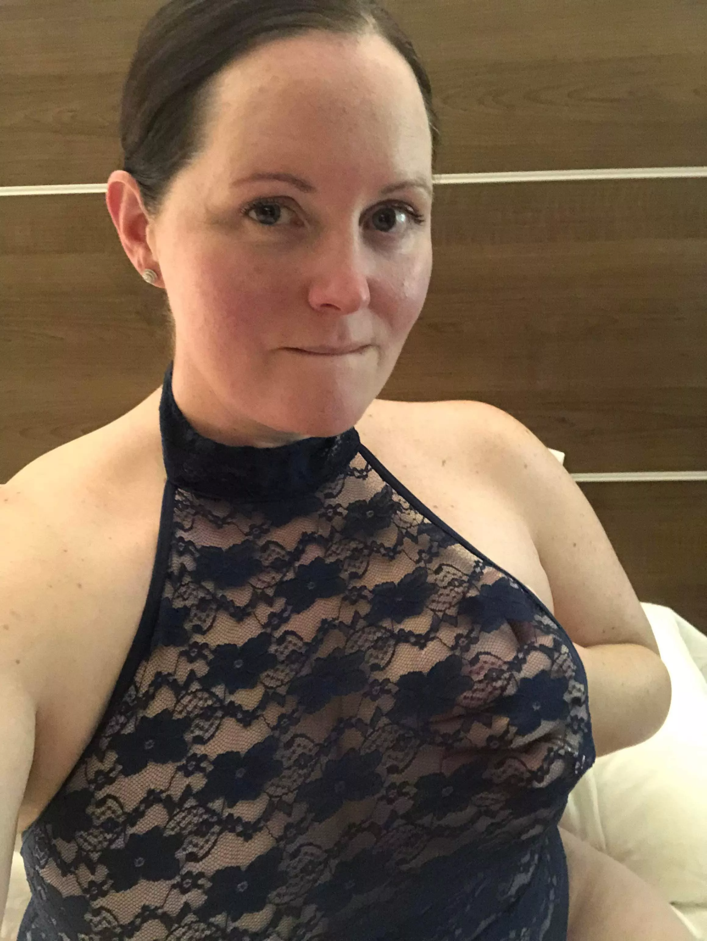 Relaxing in the hotel..wanting to play tonight 😜