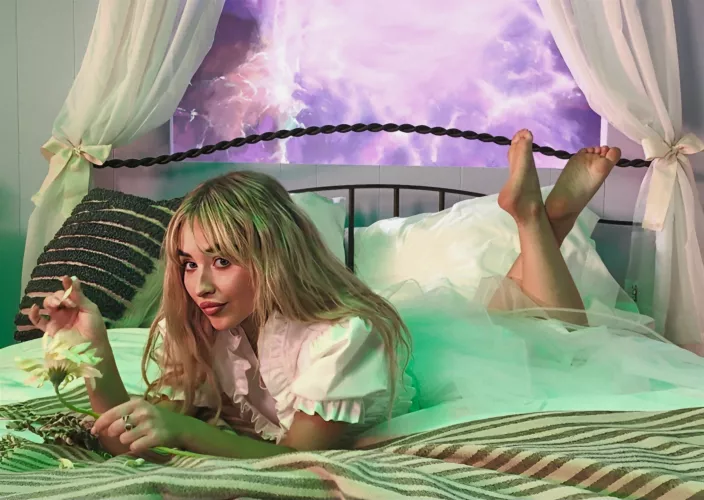 Sabrina Carpenter _ celebrity feet in the pose