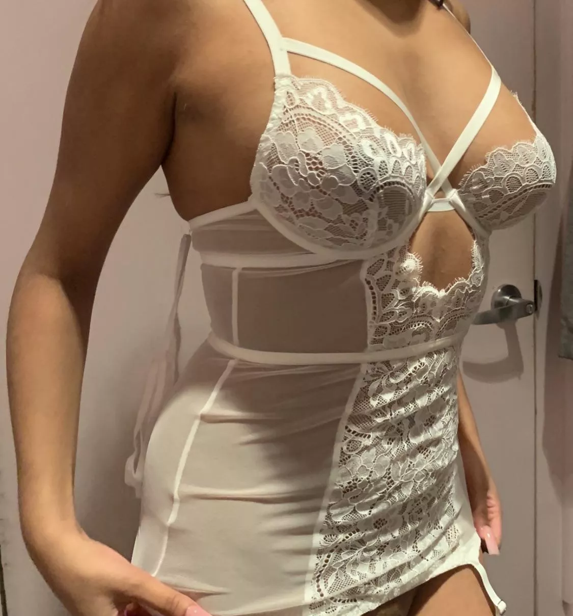 sometimes i can’t help but play with my pussy in the change room 🤭