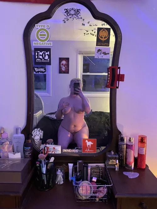 Today I went shopping for jeans and nothing I tried would fit and I ended up crying😫 so here I am trying to feel better👍