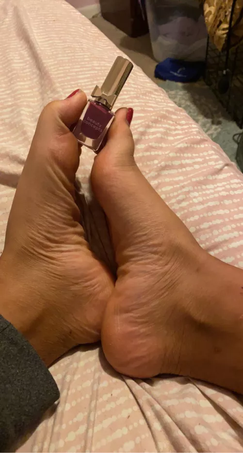 Who wants to see more pictures of my feet 🦶 😘