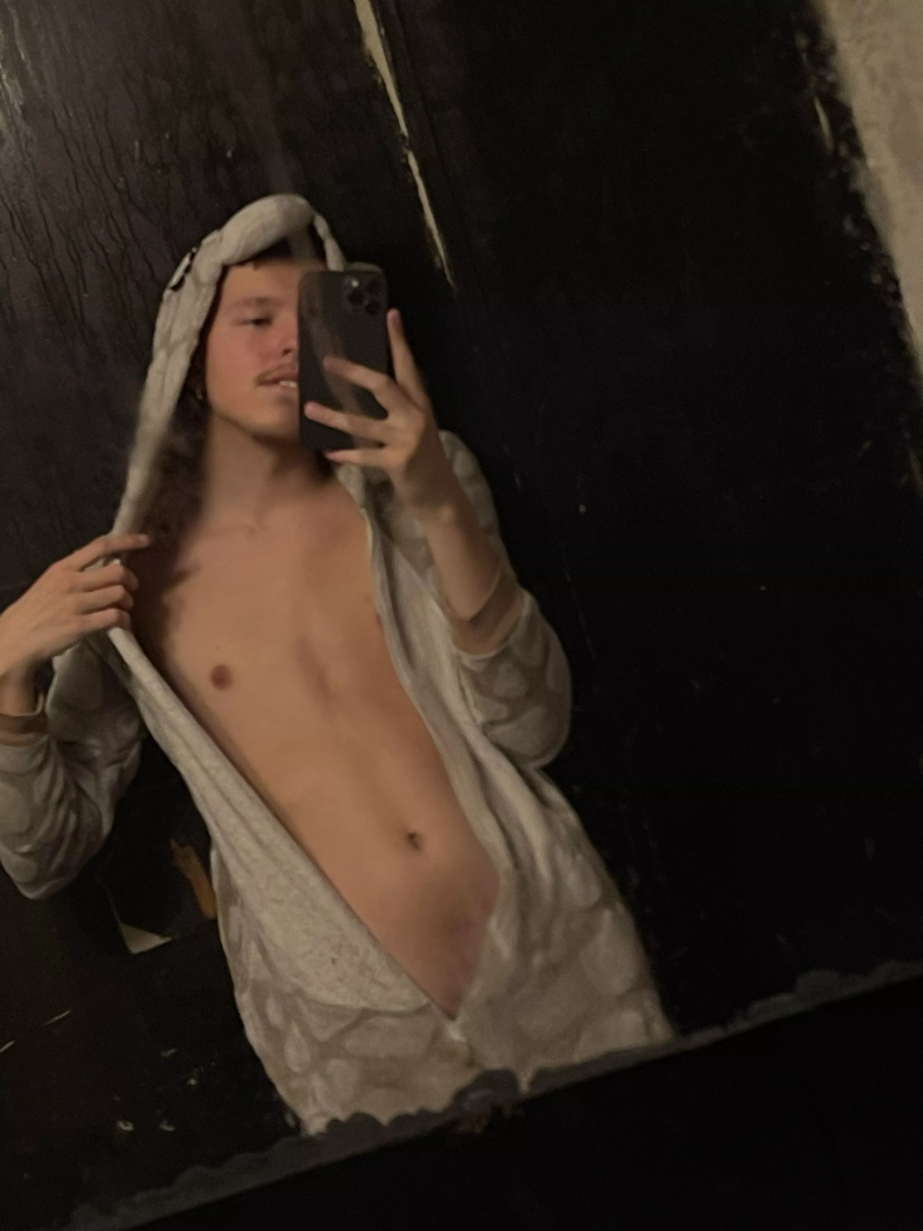 Who wants to watch me shower? 😈