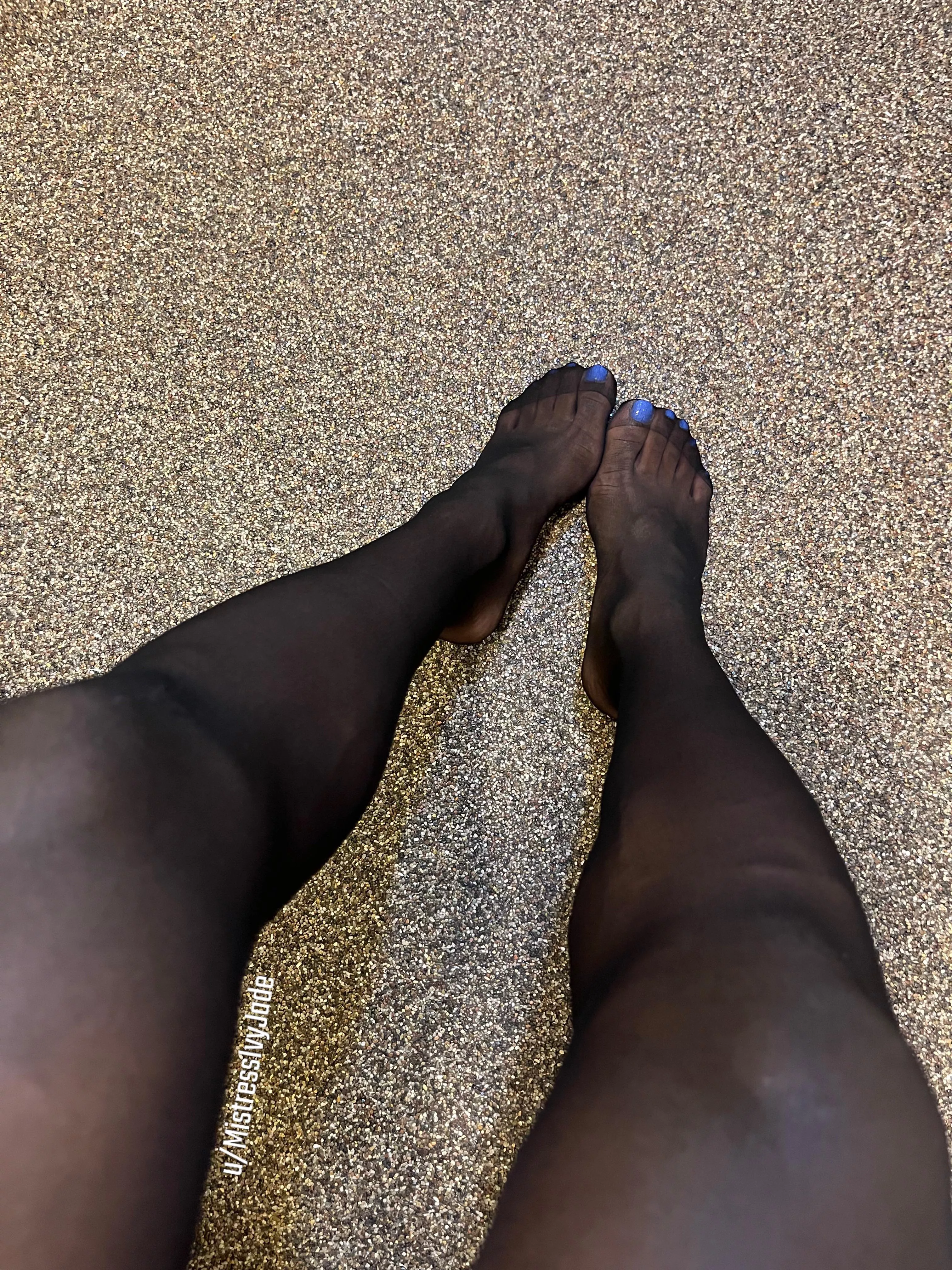 Worship my nylon toes?💙