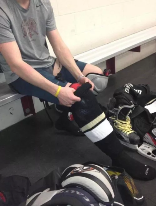 18 Straight hockey player looking for new bros. Up for chat or truth/dare or some game. Hmu with age and pic mate @jacblunua