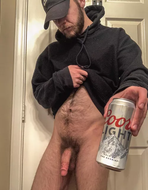 (23) any bros wanna chill out nude and drink?