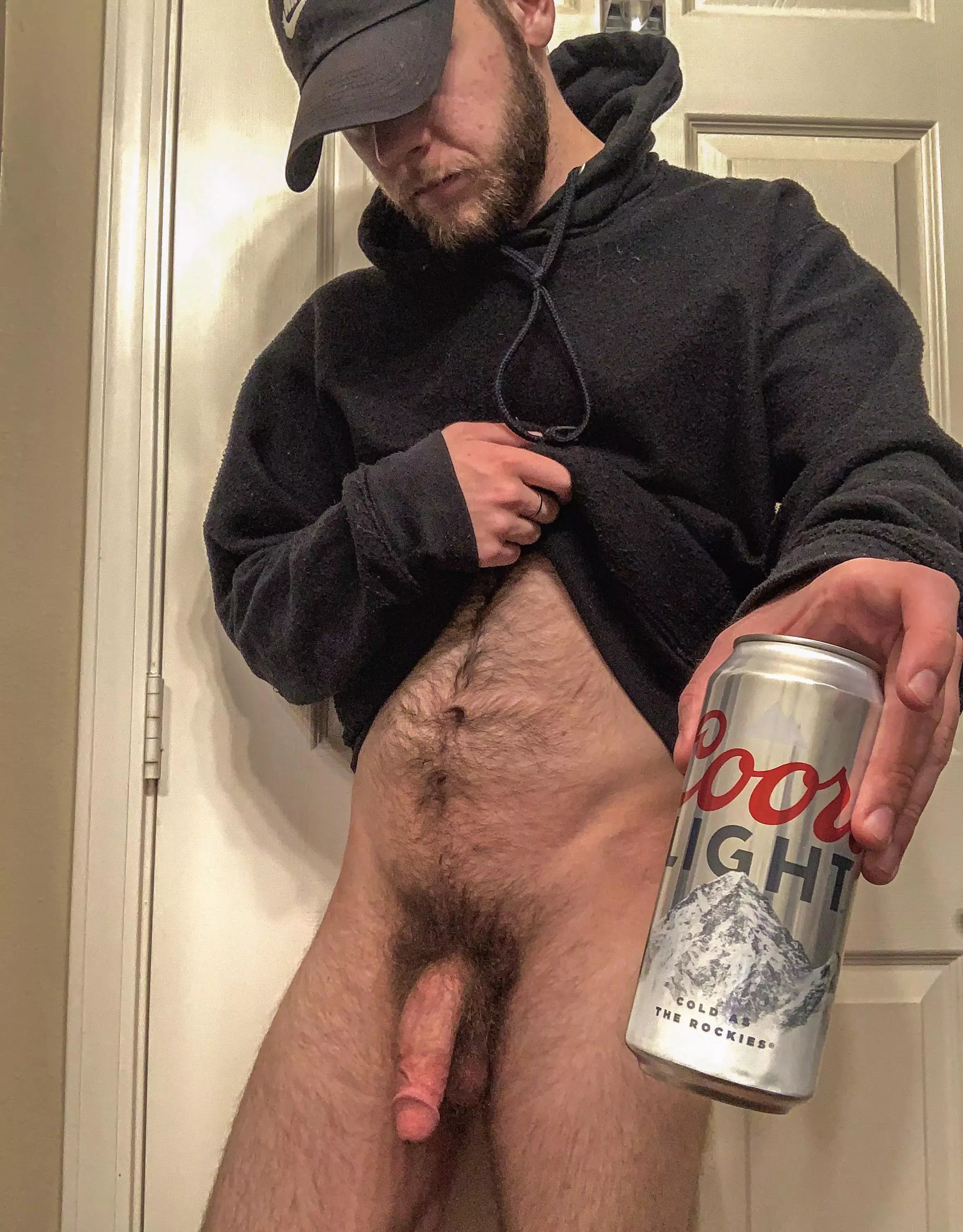 (23) any bros wanna chill out nude and drink?