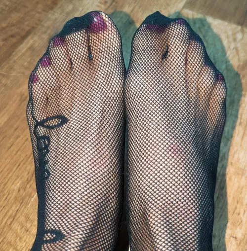 A cute Sunday with my feet in fishnets. 😅