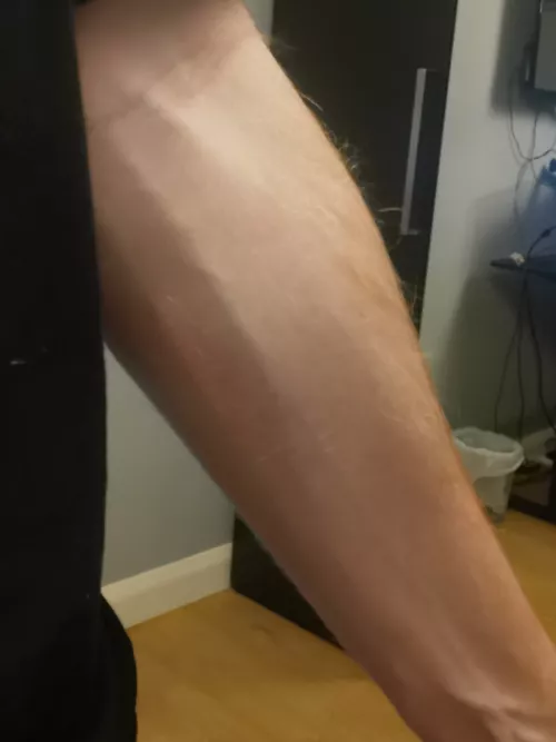Anyone like a young guys forearm 😜😉 (19M)