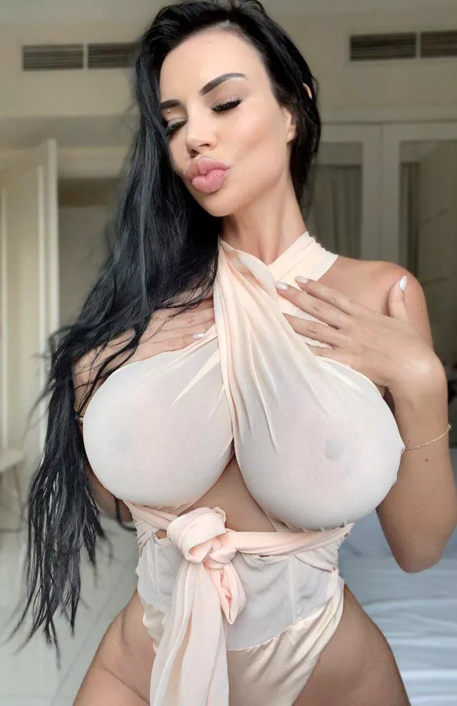 Give this busty bimbo a kiss!