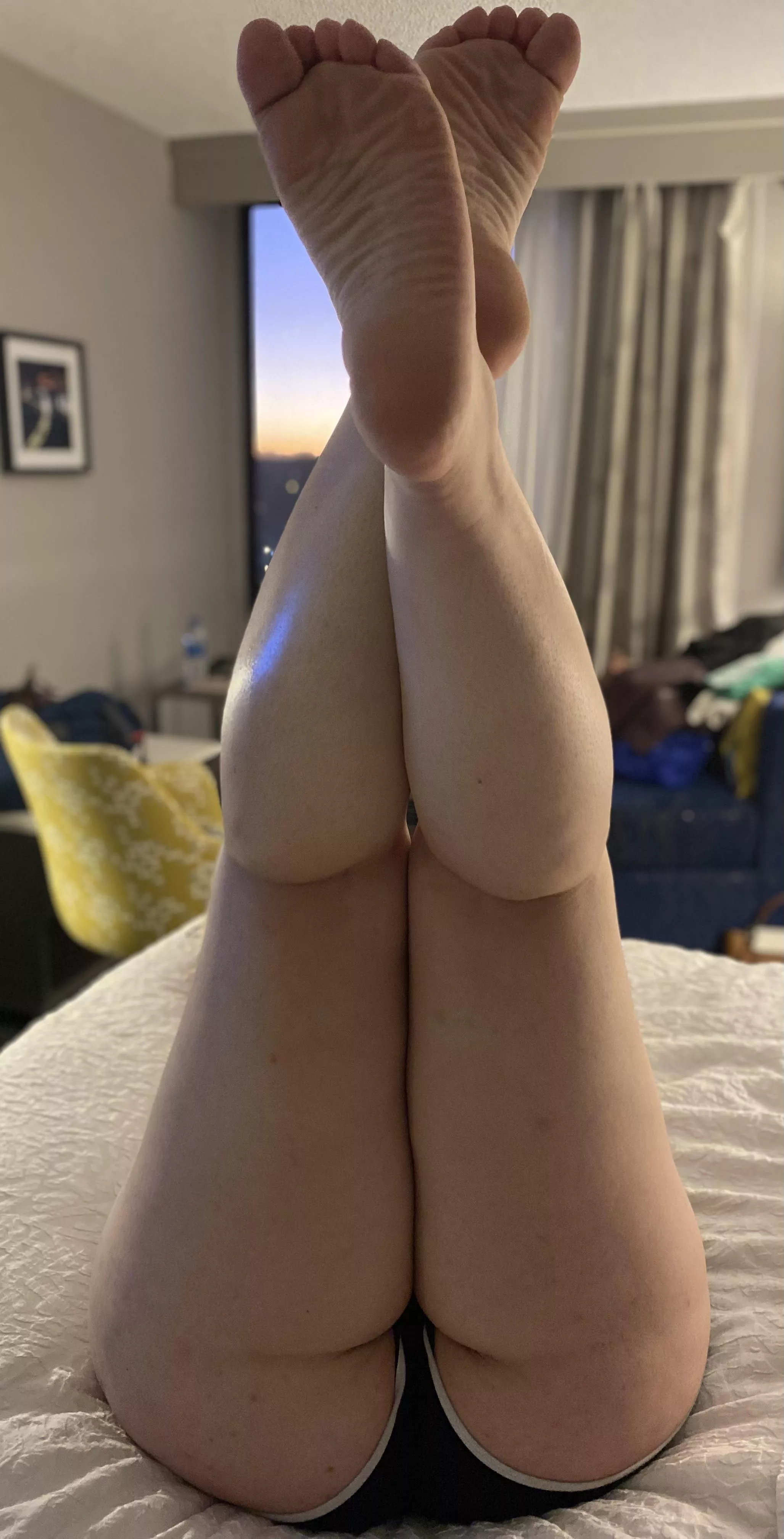 Hurry, hubby’s at the hotel bar! 😈