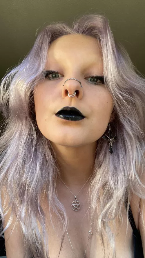 i 🖤 black lipstick