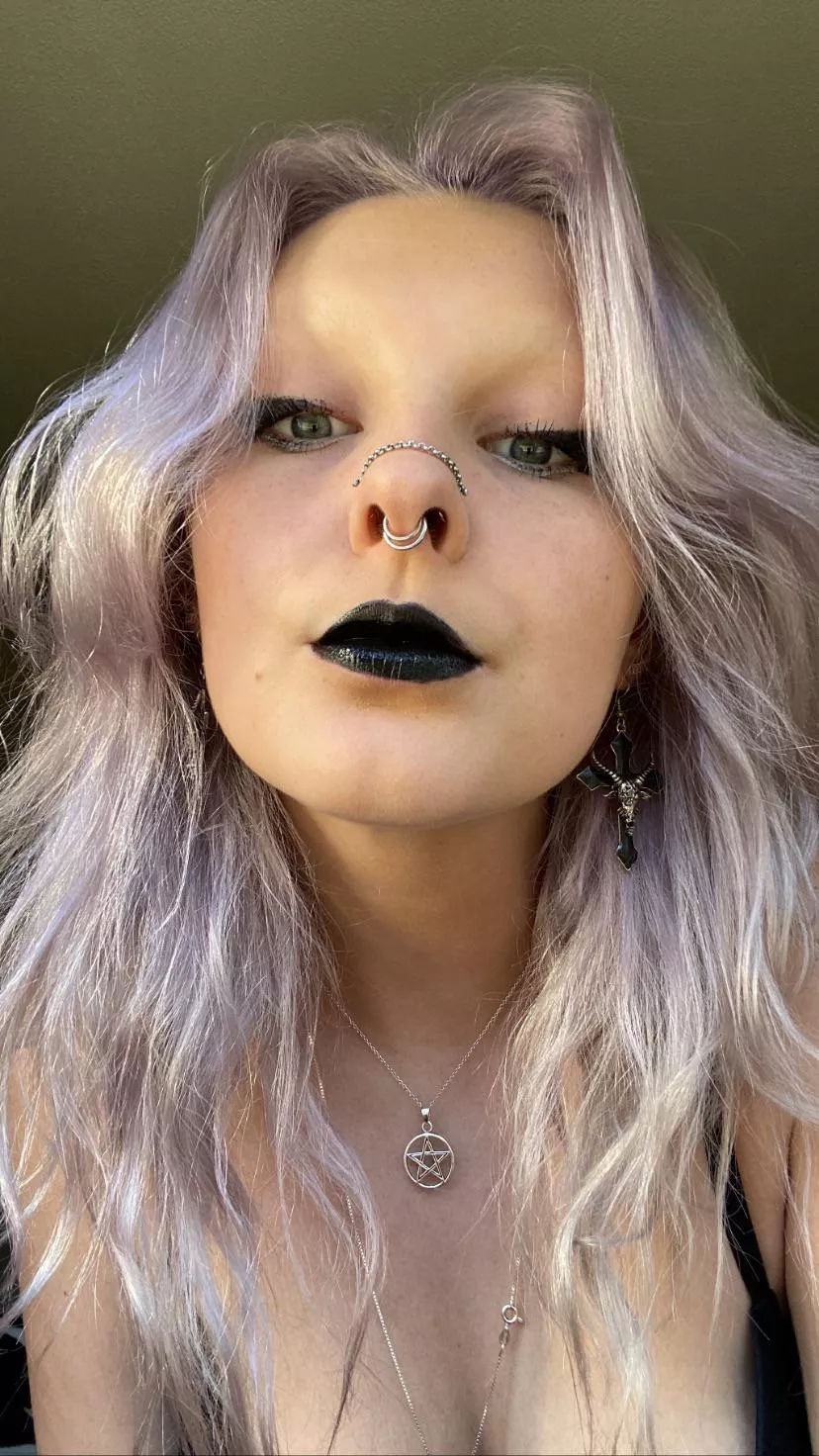 i 🖤 black lipstick