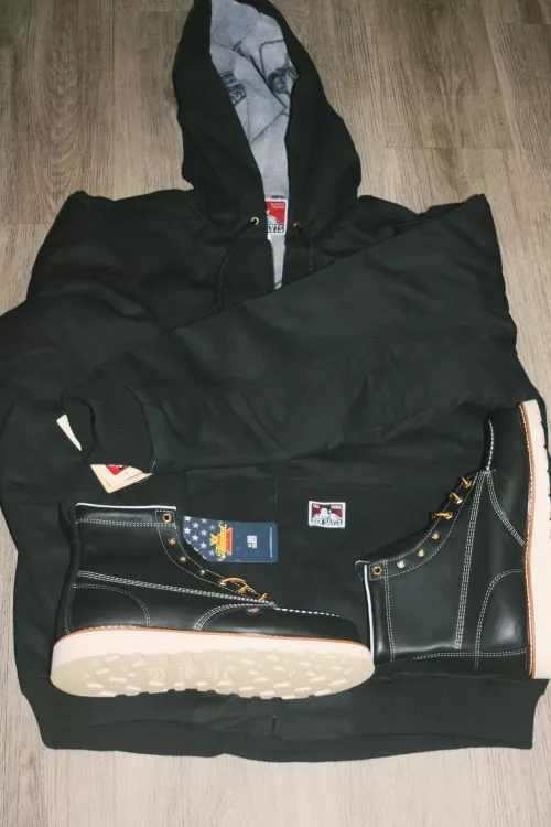 i ended up getting the soft toe's. thorogood needs to check that quality control on the st.