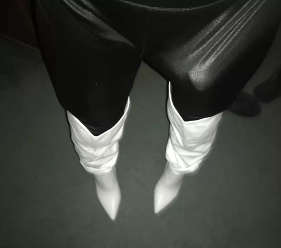 I hope seeing my bulge at a bar or club would get you to come dance with me😈💋