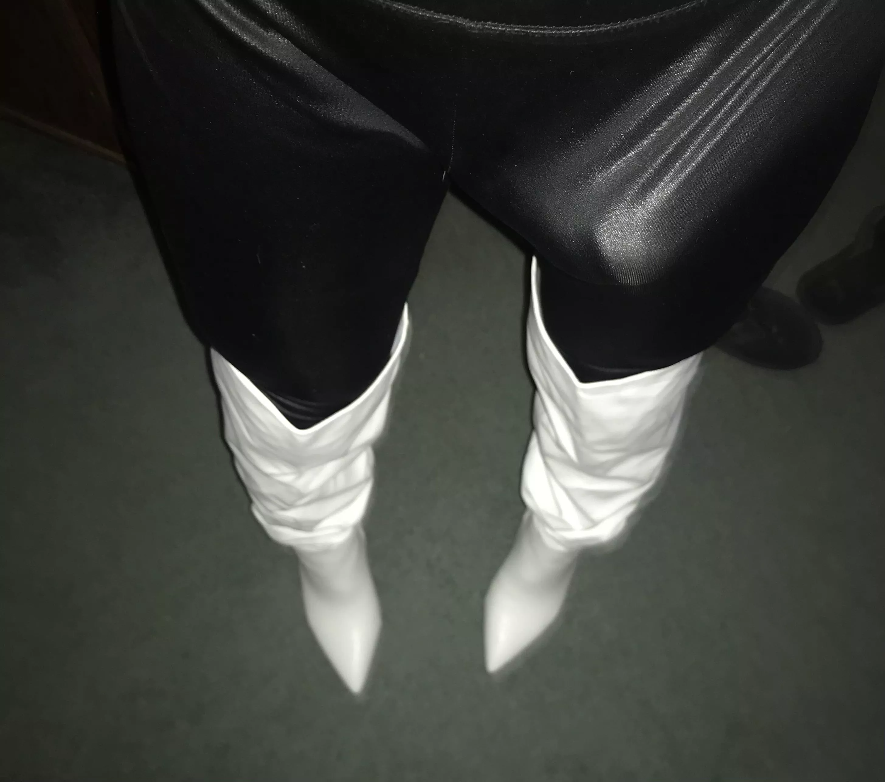 I hope seeing my bulge at a bar or club would get you to come dance with me😈💋