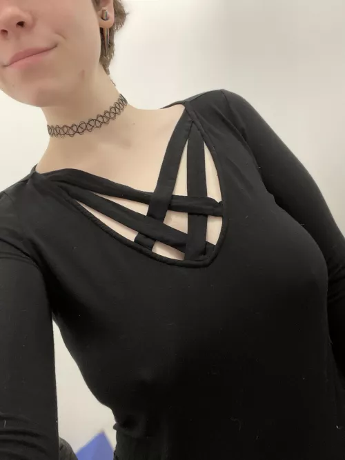 I like the way this shirt looks on me but I’d like it better if it was on your bedroom floor 👀