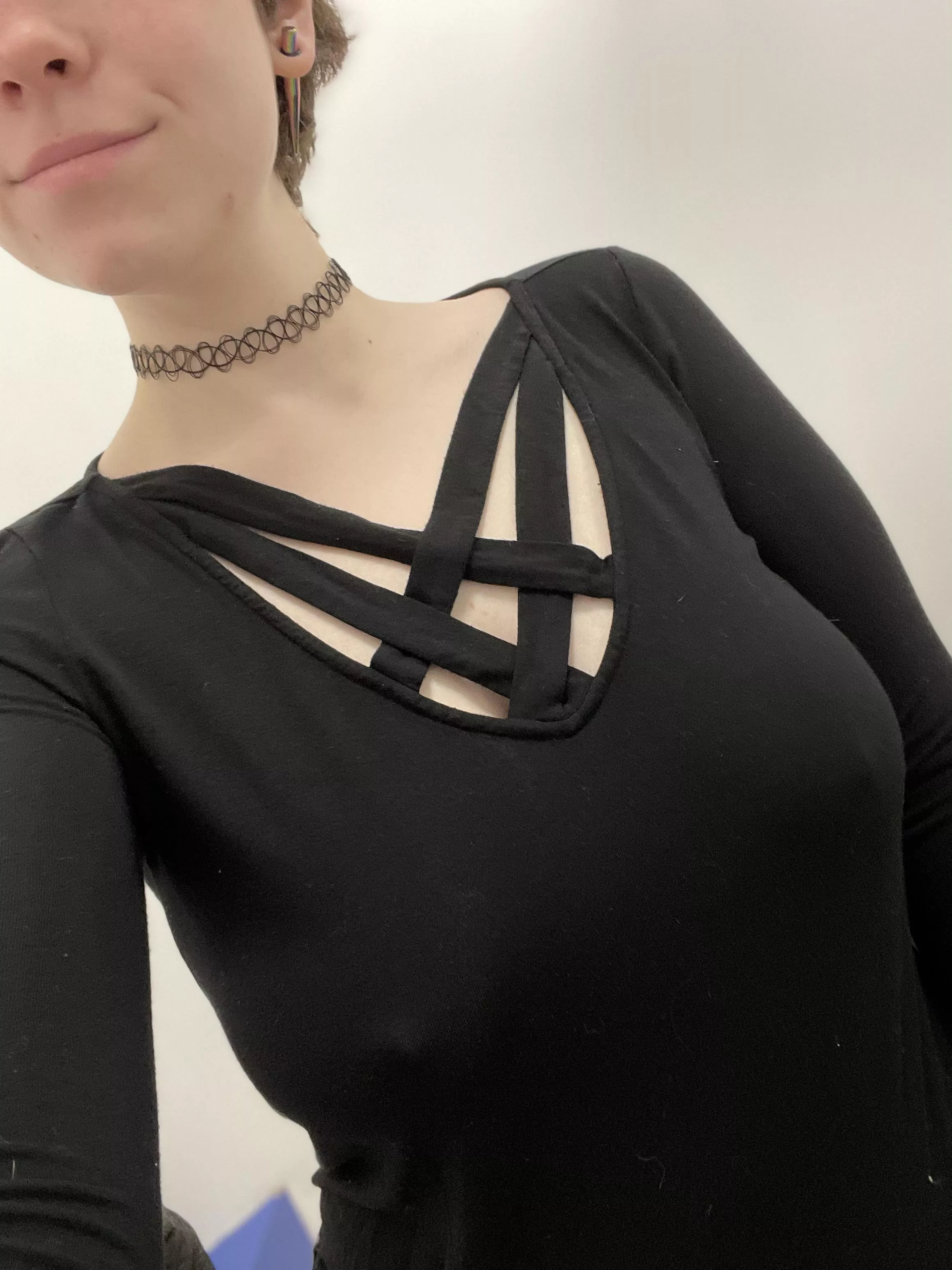 I like the way this shirt looks on me but I’d like it better if it was on your bedroom floor 👀