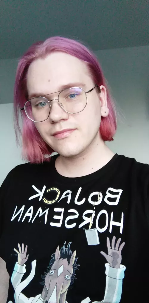 it's my birthday, i'm officially 23! such a shame i will spend it alone and not even gaming, cause work 🥳😮‍💨