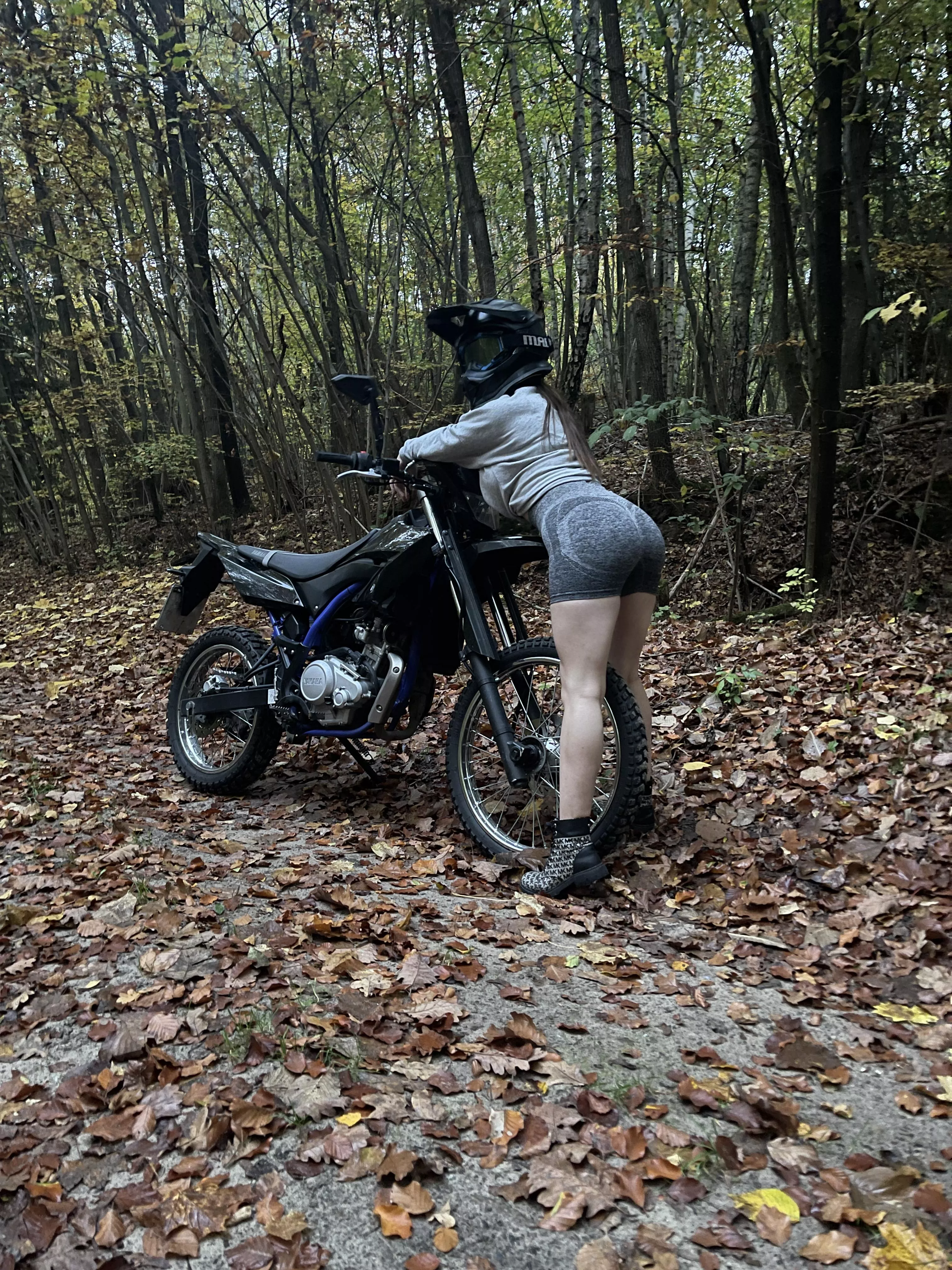 Jiggly ass gets a wash