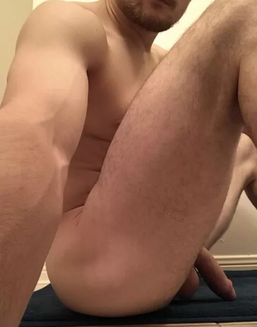 Just chillin. Send nudes