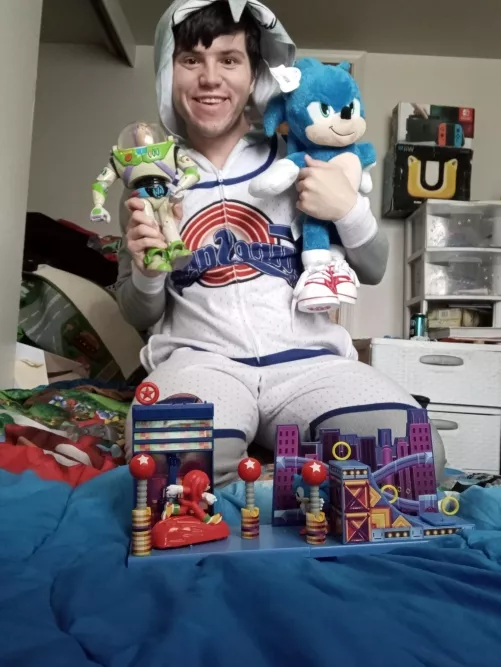 Just playing with toys ! Would Sonic win or Knuckles? Buzz lightyear is here to save the day if needed 😊👶🍼!