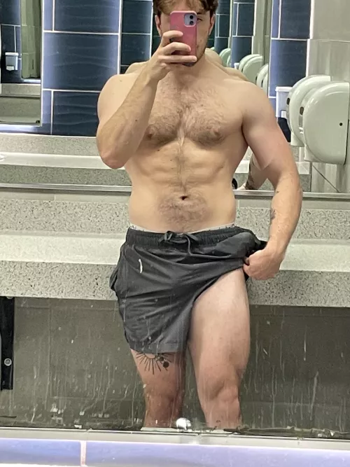 [m] pic after leg day, let me know what you think :)