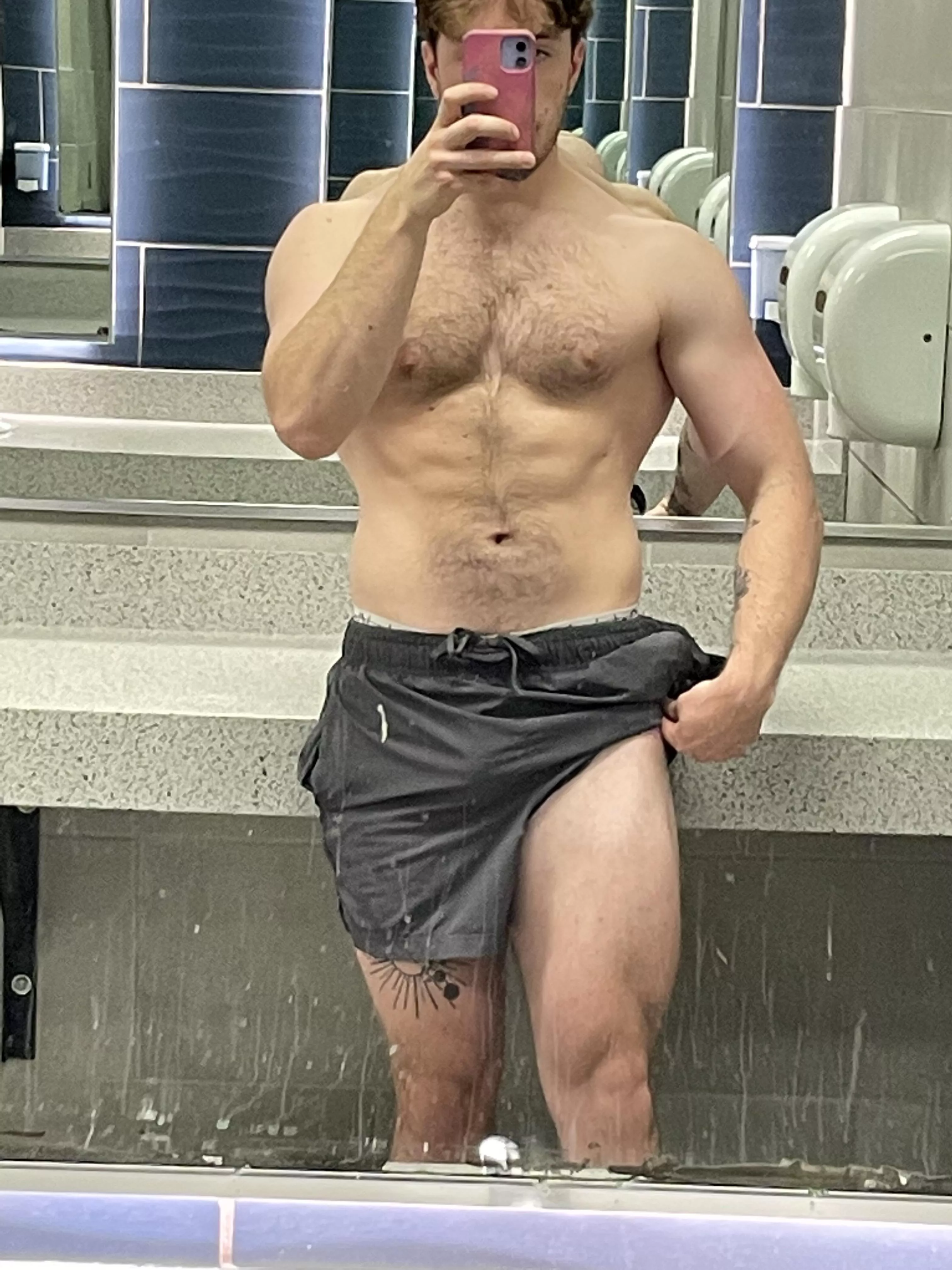 [m] pic after leg day, let me know what you think :)