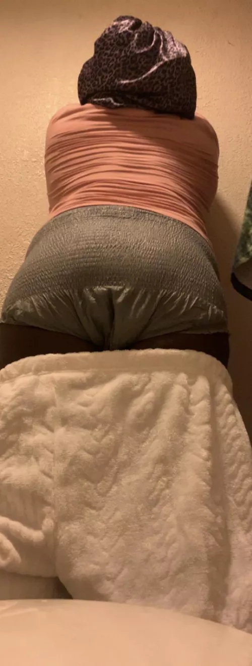 Me had a bath and changed into nice dry pull-up with/baby powder and smellgood spray 🚿🧼👧🏽✨