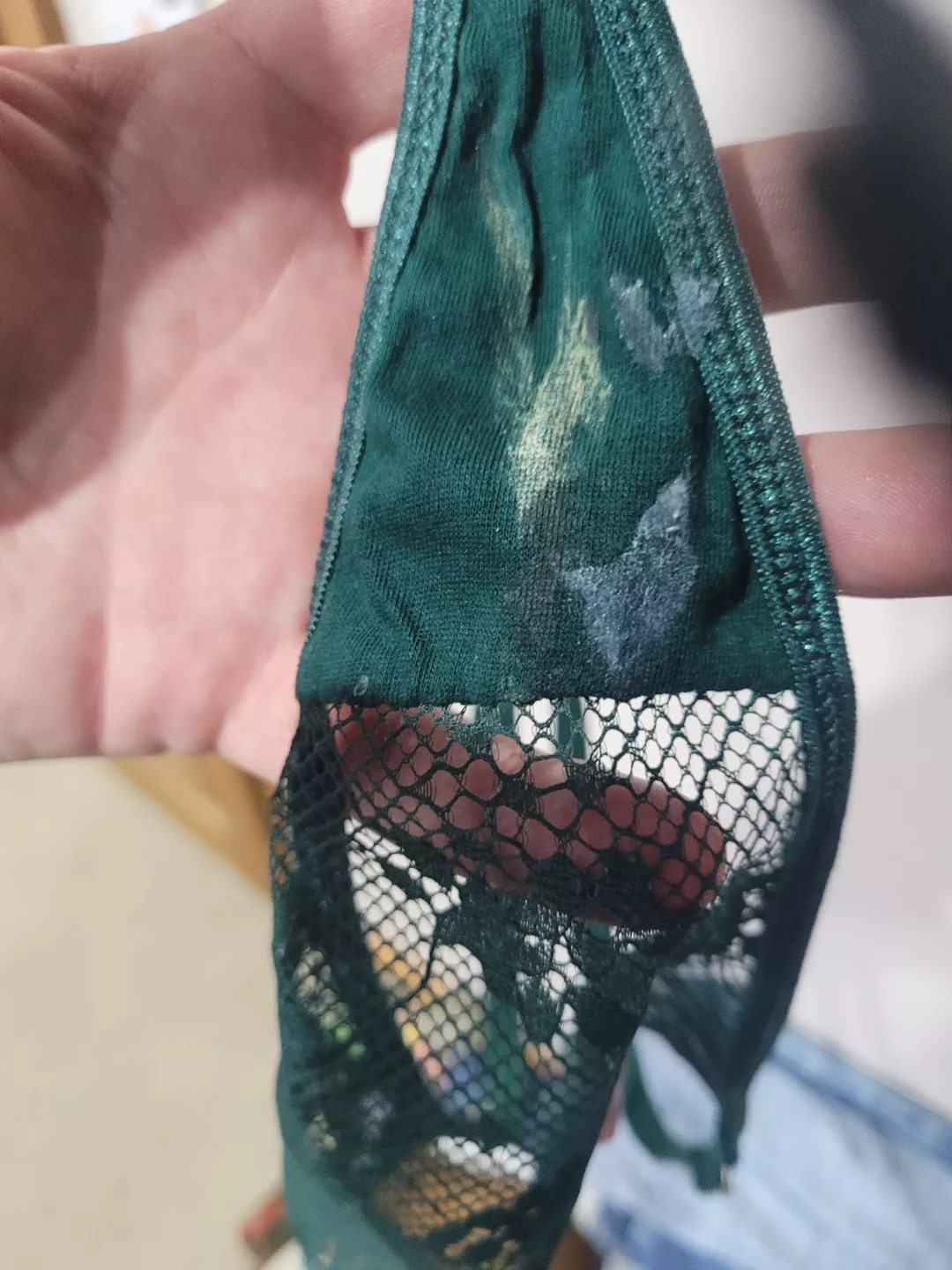 Milf Wife 34 UK. Only wears g strings. Apparently they feel comfortable!!! Looks like it. 💦💦💦❤️