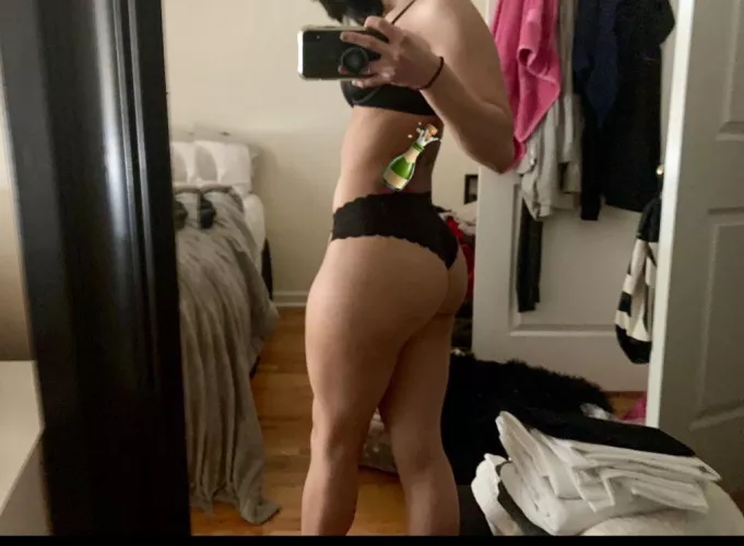 Mirror ass selfies for this upcoming work week motivation 😛☺️