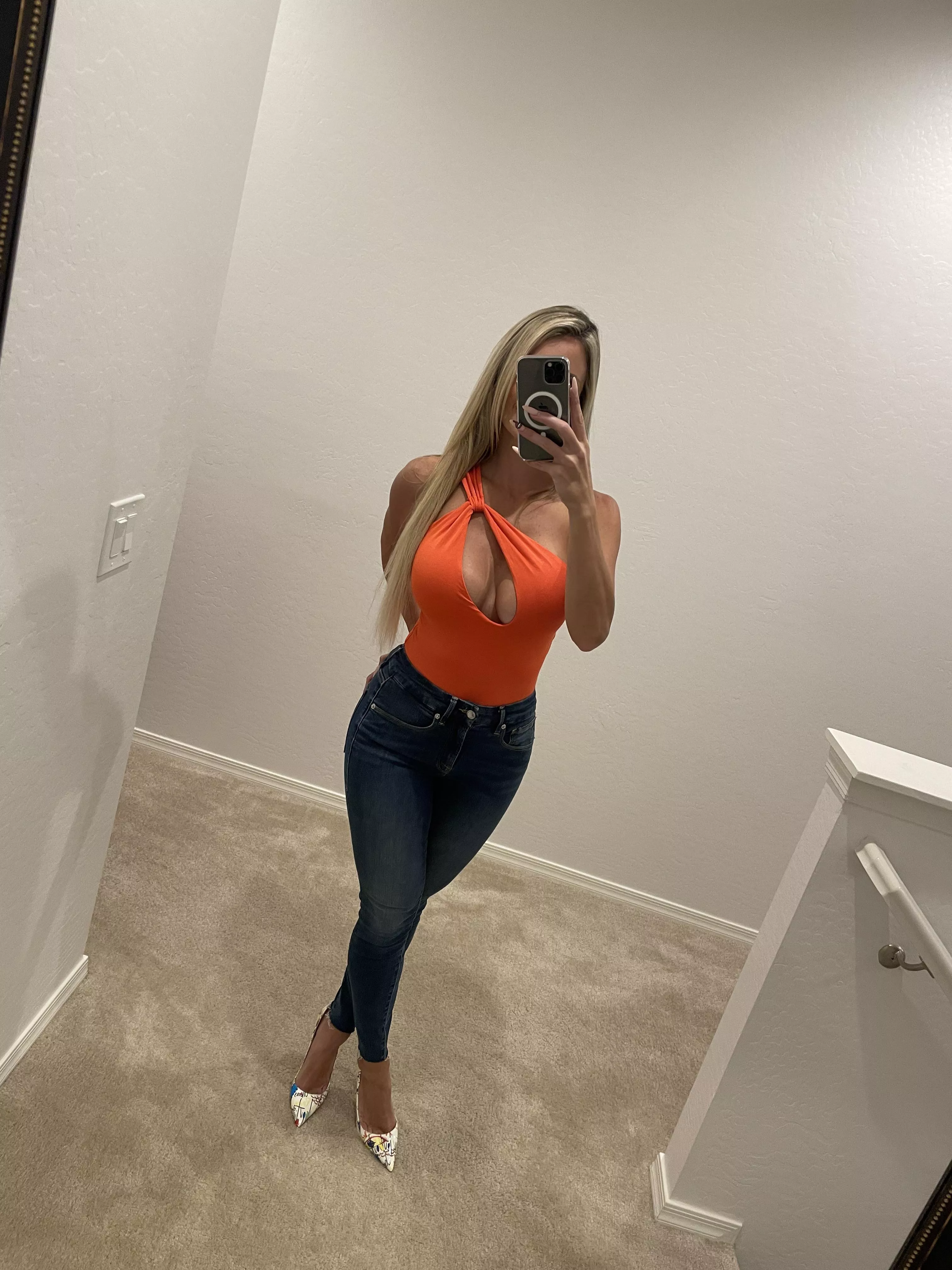 Pretty in orange…hi boys, just getting home and I’m a little tipsy. Feeling extra horny. Cum join me for me for some fun 👅