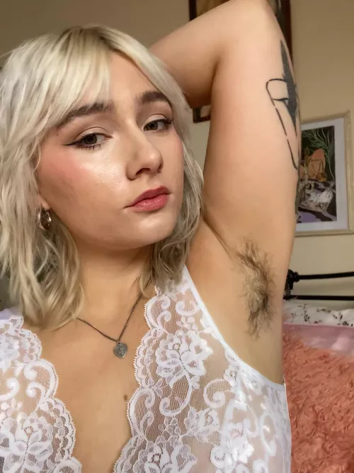 Sniff or lick? (P.s: I haven’t showered 🤫)