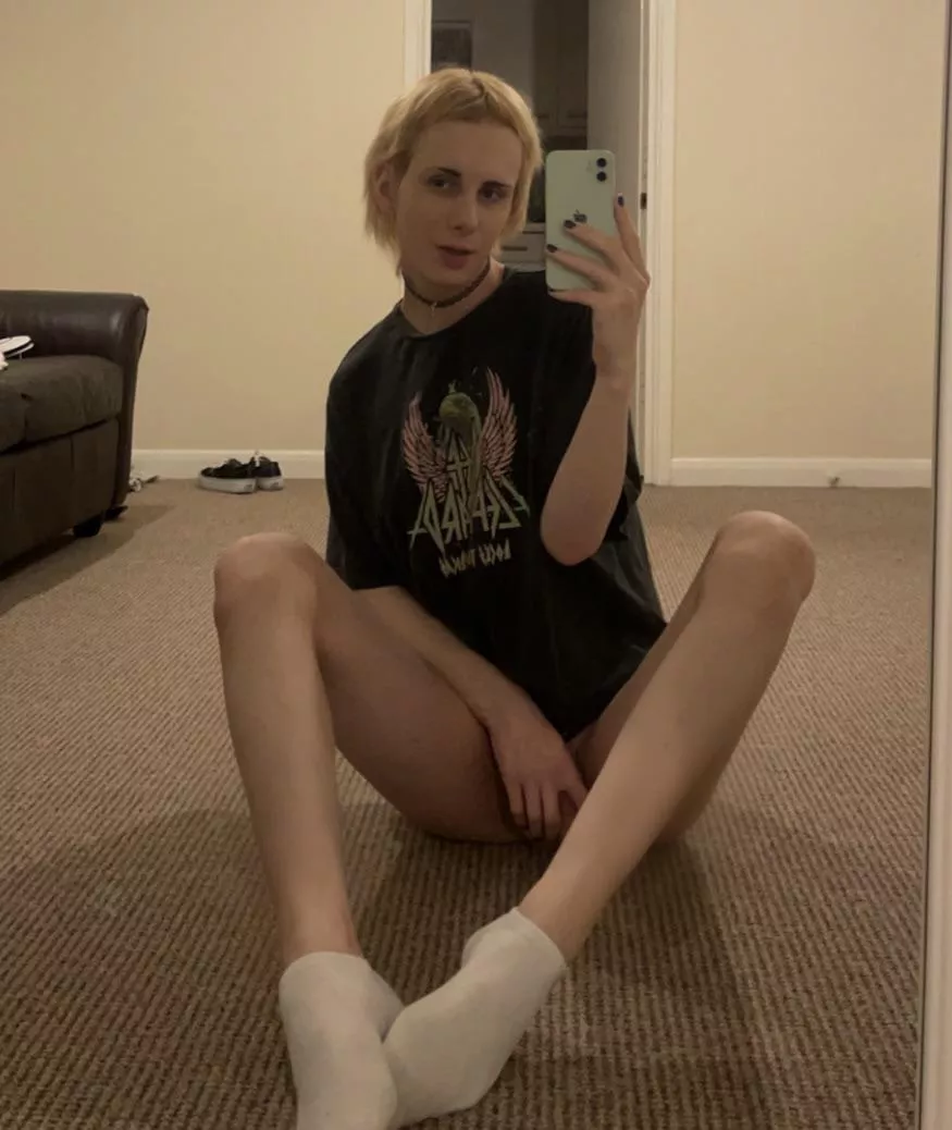 Sniff these stinky toes right now 🥰