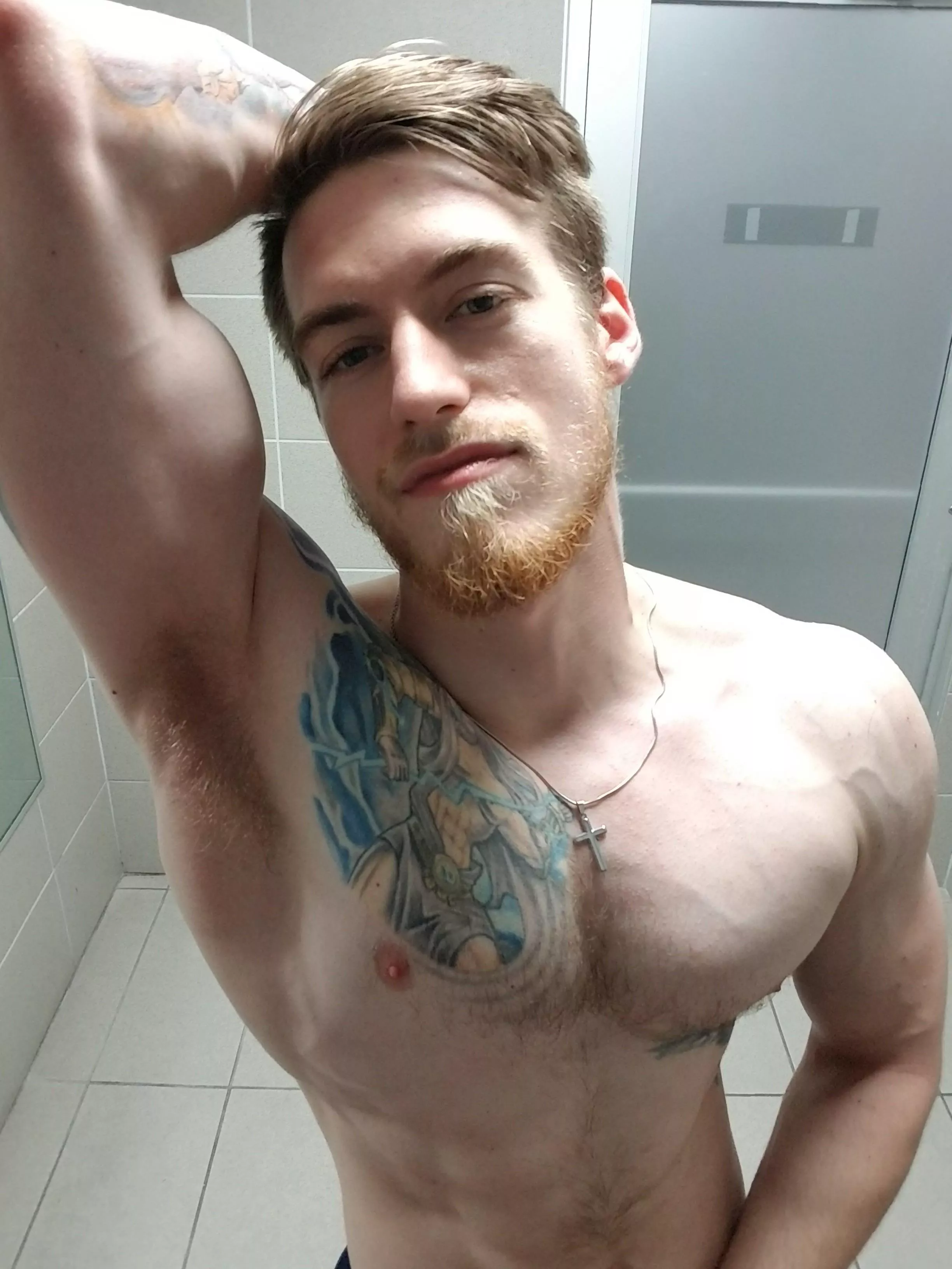 Someone please sniff these dirty pits 🤤