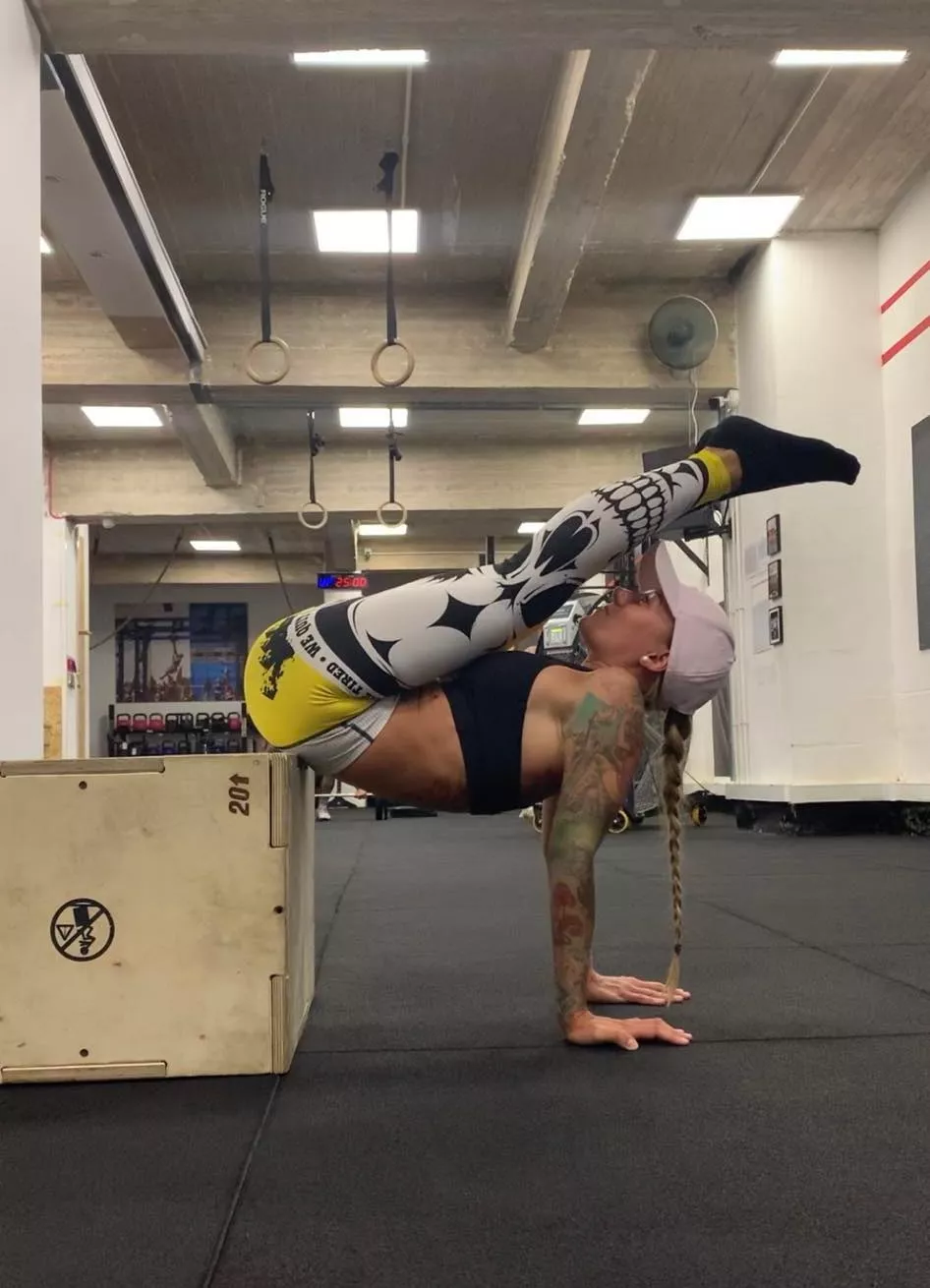 Stretching and core work is fun together 😋