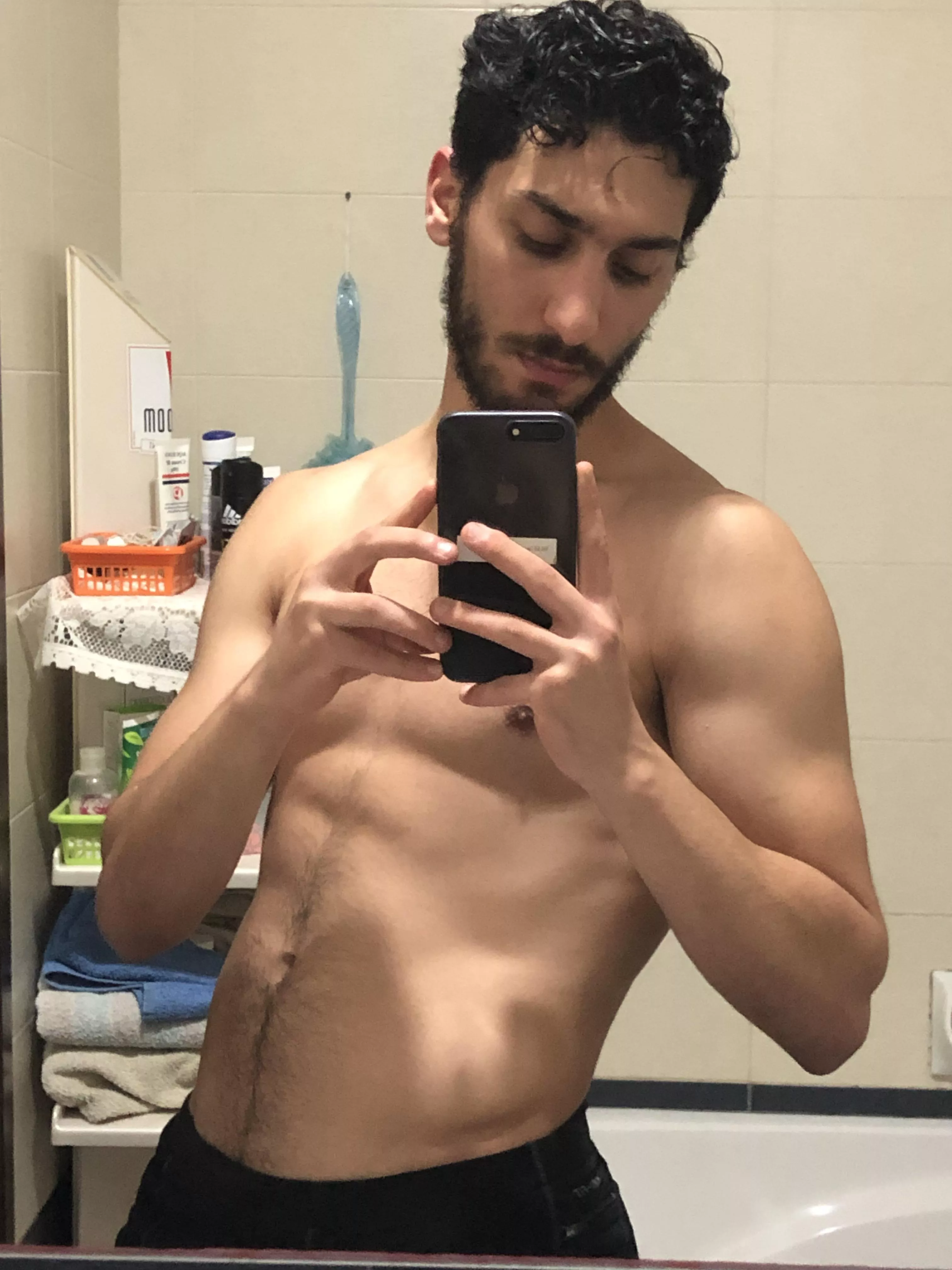 Take me. (22m) DMs open! Hurry before my flight 😏