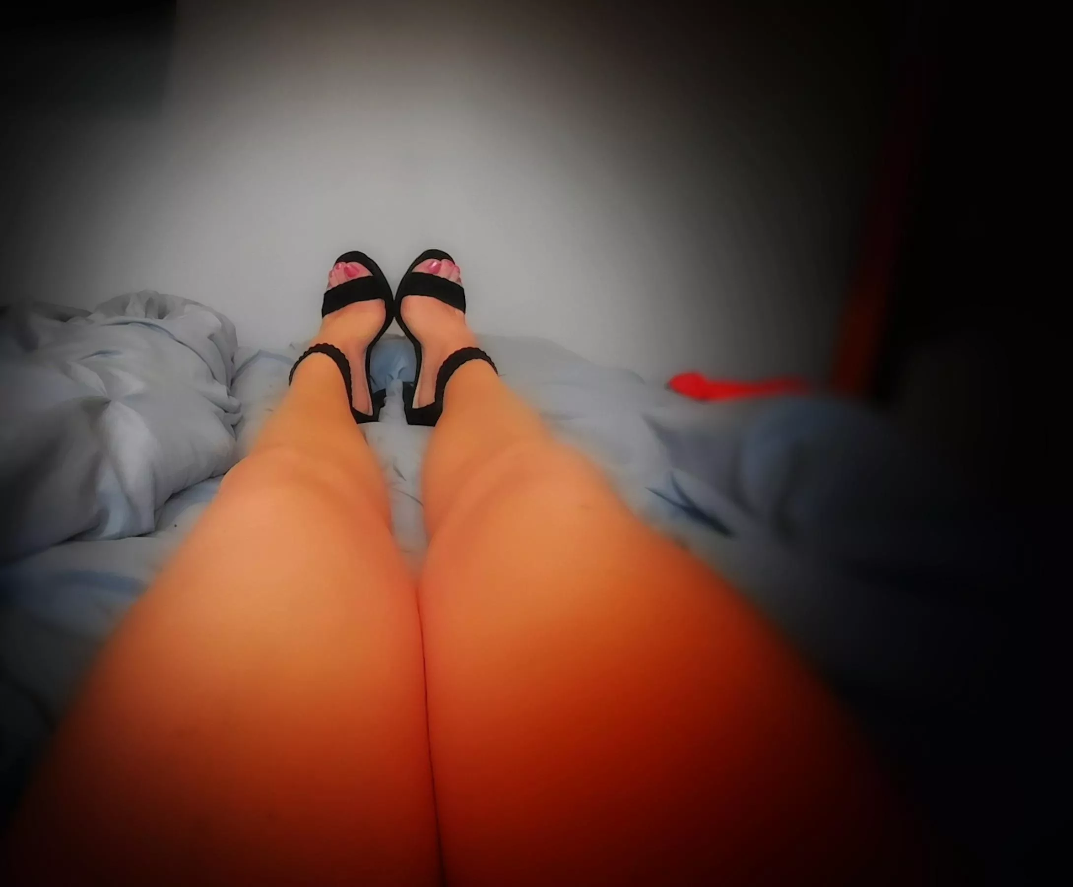 thick thighs. pink toes