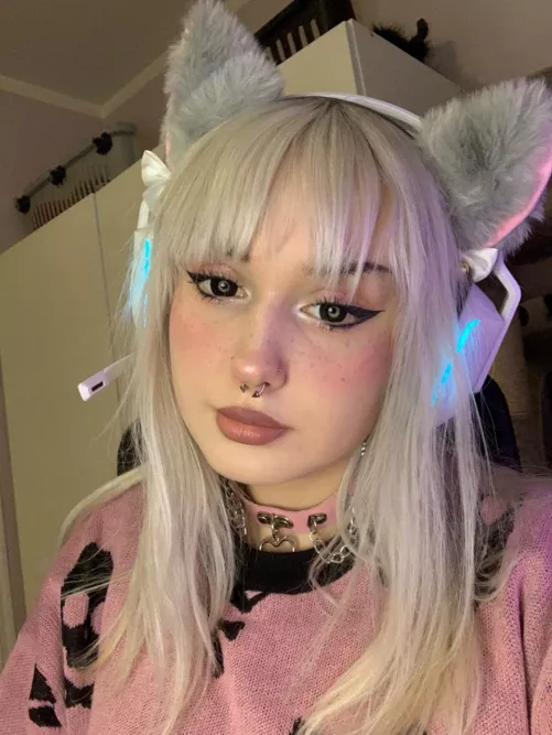 this slutty lil kitty wants your cock 🤤 [f]