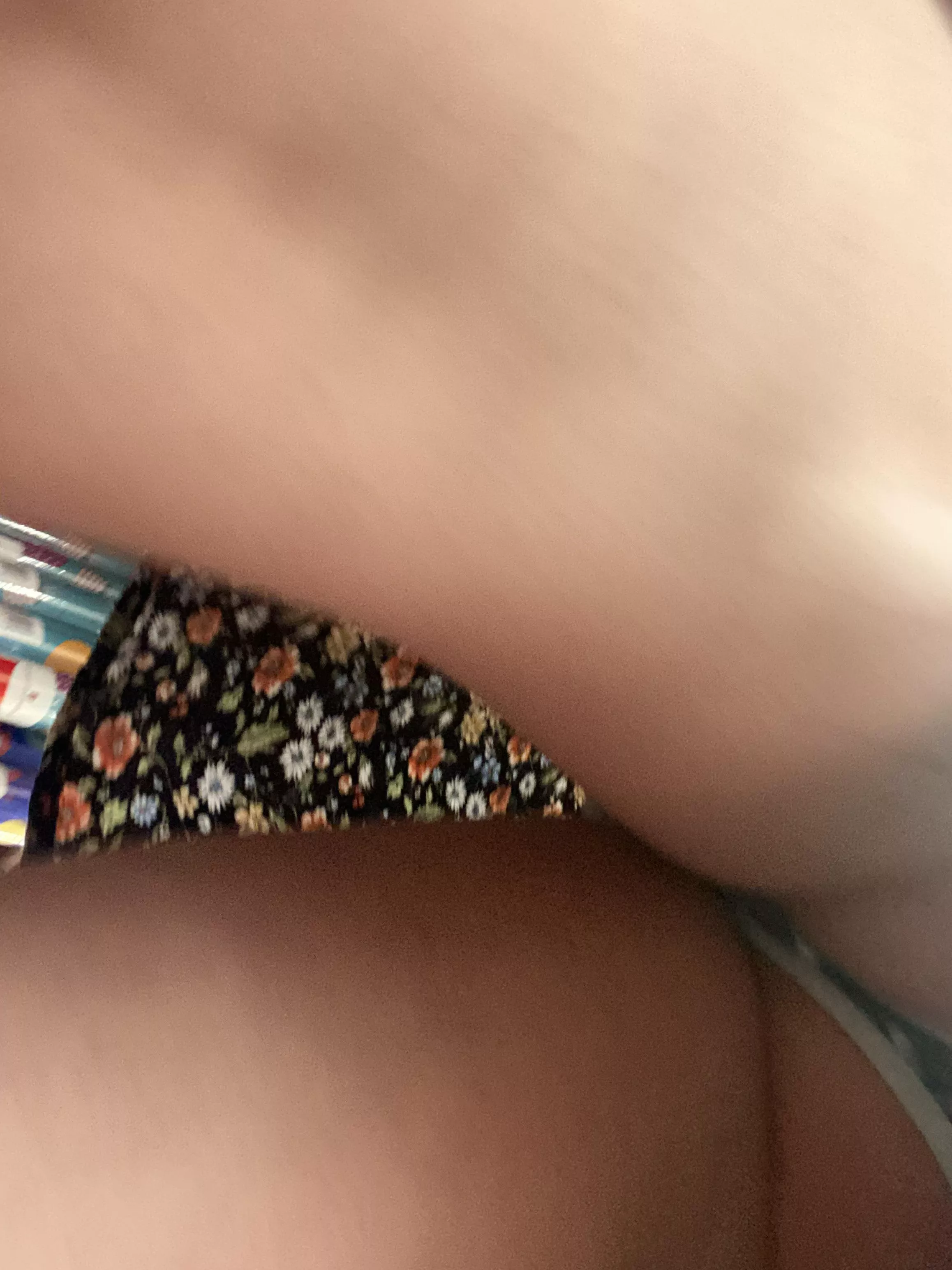 Upskirt action of wifey, do y’all like? Dm me to see her wearing the skirt 🤯🤓