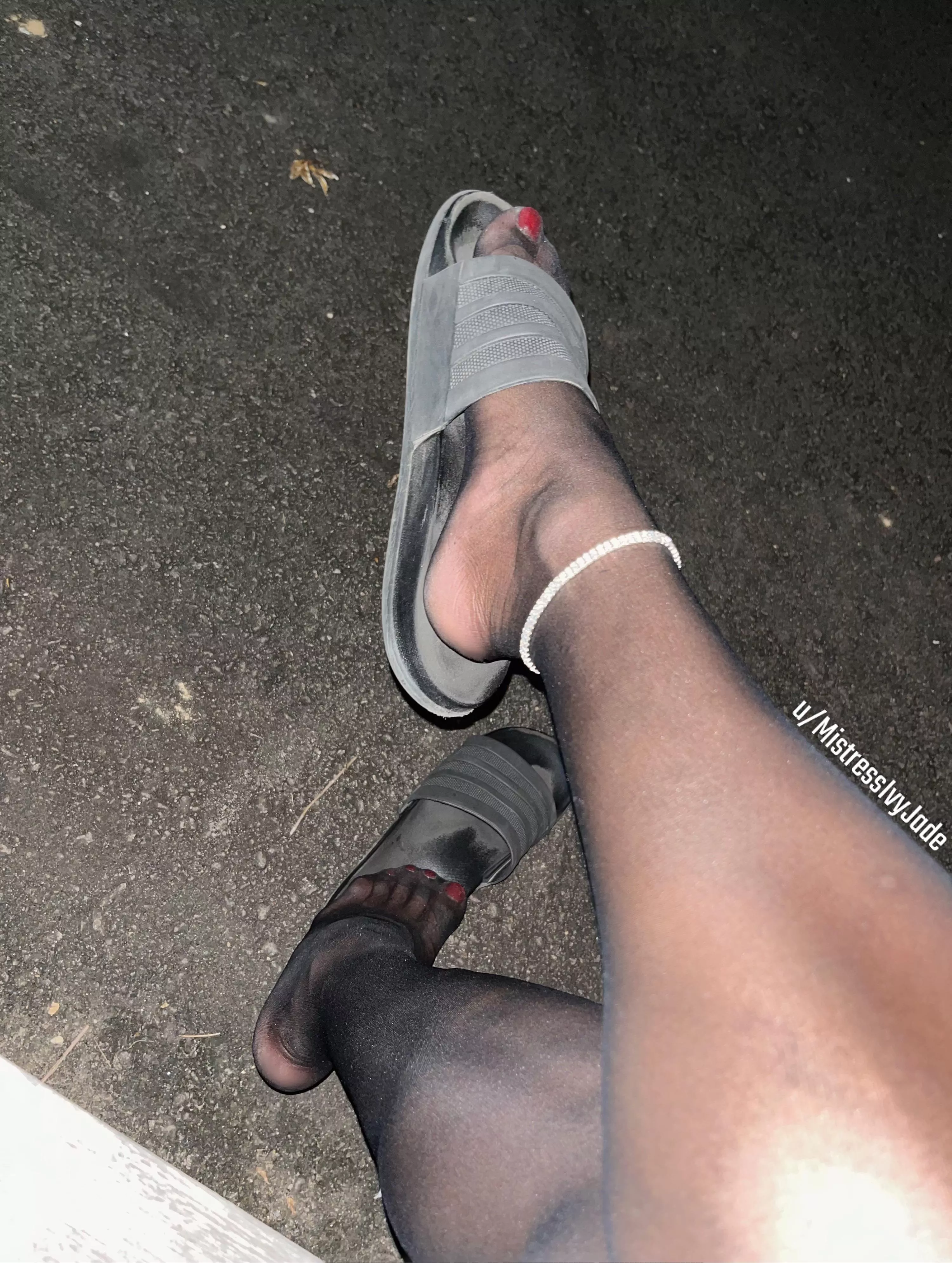 worship my slutty red toes ❤️