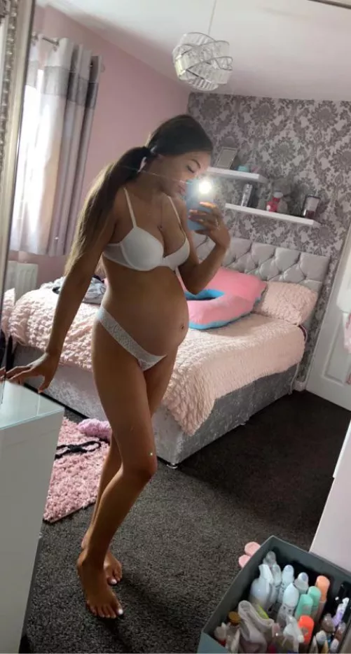 19 year old me pregnant 🤰